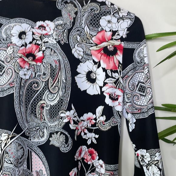 White House Black Market || Horseshoe Neckline Print Tunic - Picture 14 of 17